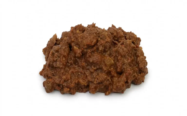 Goulash van grasgevoerd rund van Erfgoed Bossem op een witte achtergrond.