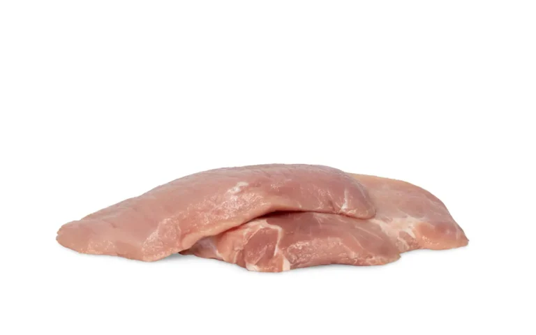 Filetlapjes van Berkshire × Duroc-varkens van RAUWR, met lichtroze vlees en een smalle witte vetrand, gedeeltelijk over elkaar gelegd