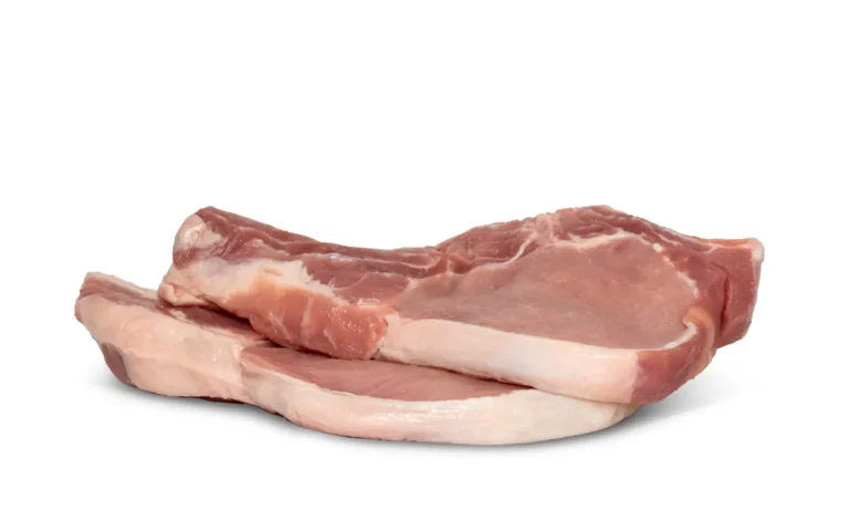Ribkarbonades van RAUWR, met roze vlees, ribbot en een brede witte vetrand, gedeeltelijk op elkaar gelegd
