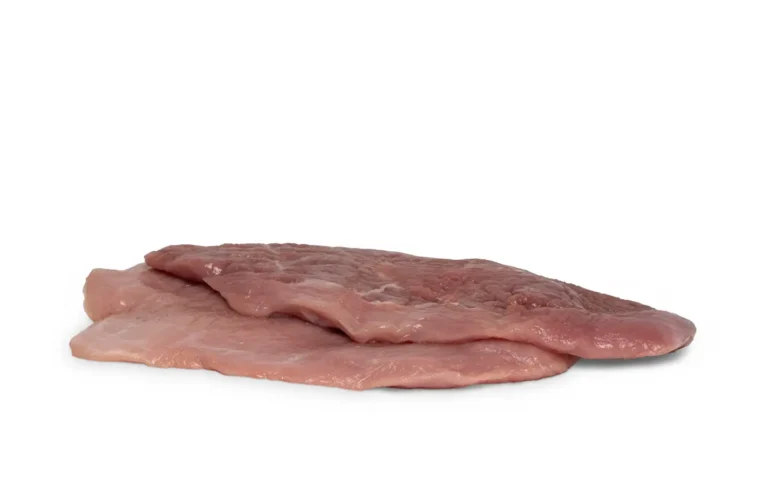 Schnitzels van Berkshire × Duroc-varkens van RAUWR, dunne plakken roze vlees, gedeeltelijk over elkaar gelegd