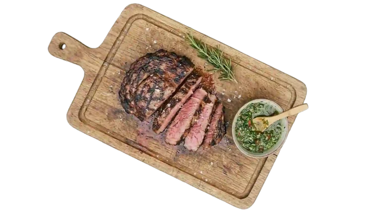 Premium BBQ pakket van Erve Nijhuis met gegrild rundvlees en kruidenboter op houten plank - eerlijk vlees van de boer