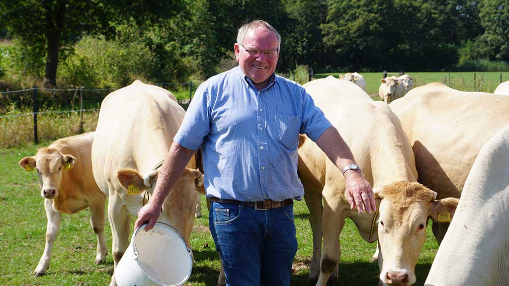 Boer Johan van Erve Nijhuis tussen Blonde d’Aquitaine runderen voor rundvlees van de boer